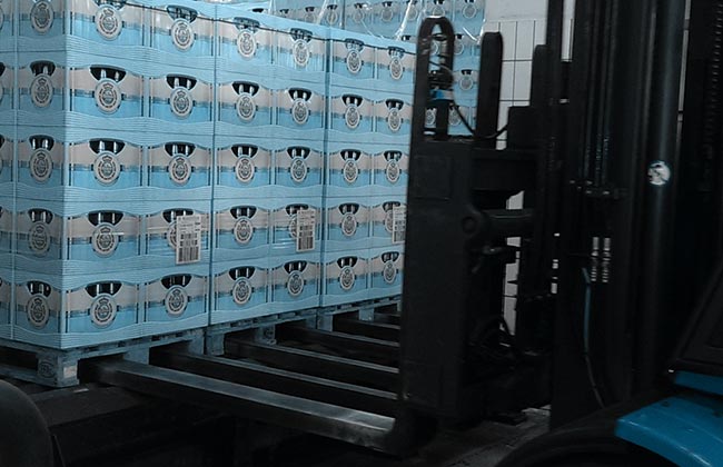 Bild zeigt Stapler mit Mehrfachgabel bei der Bandabnahme im Lager Warsteiner: mit 3D Staplerleitsystem identpro® TRACK entfällt das Barcodescannen