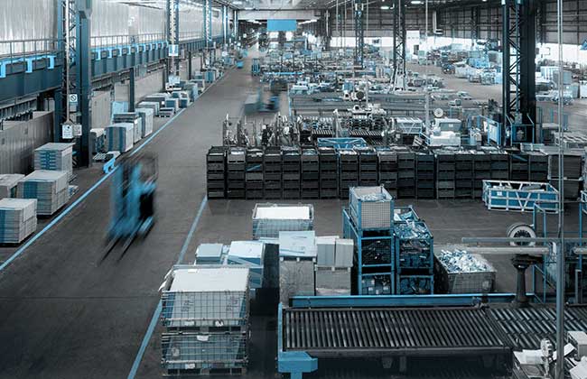 Image shows large warehouse with forklifts - RTLS uses the contour of the natural environment