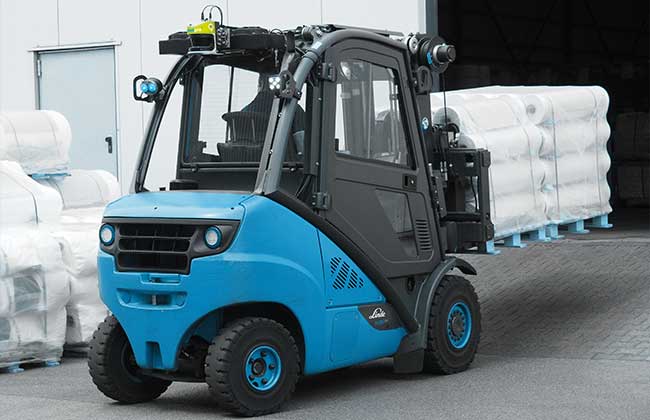 Image shows a forklift driving into a hall - the RTLS localizes indoor and outdoor