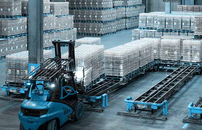 Picture shows a warehouse in the beverage industry with the pickup of a loading unit