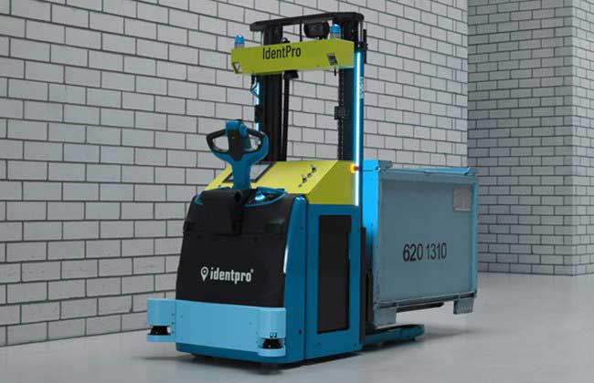 Automated vehicle with IdentPro system transports a pallet 