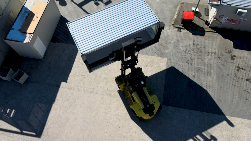 Gabelstapler transportiert Container